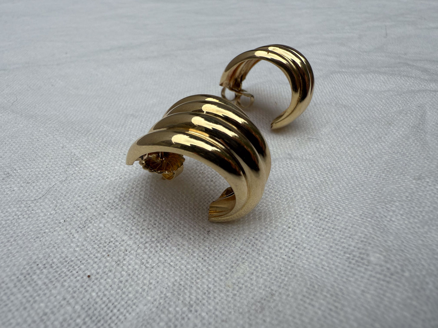 1980 14k Scallop domed earrings