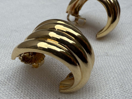 1980 14k Scallop domed earrings
