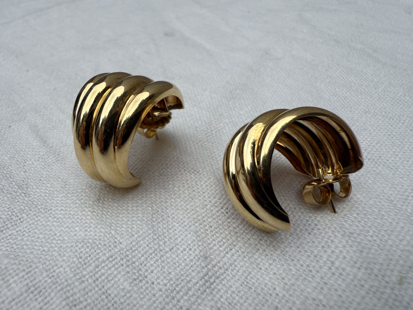 1980 14k Scallop domed earrings