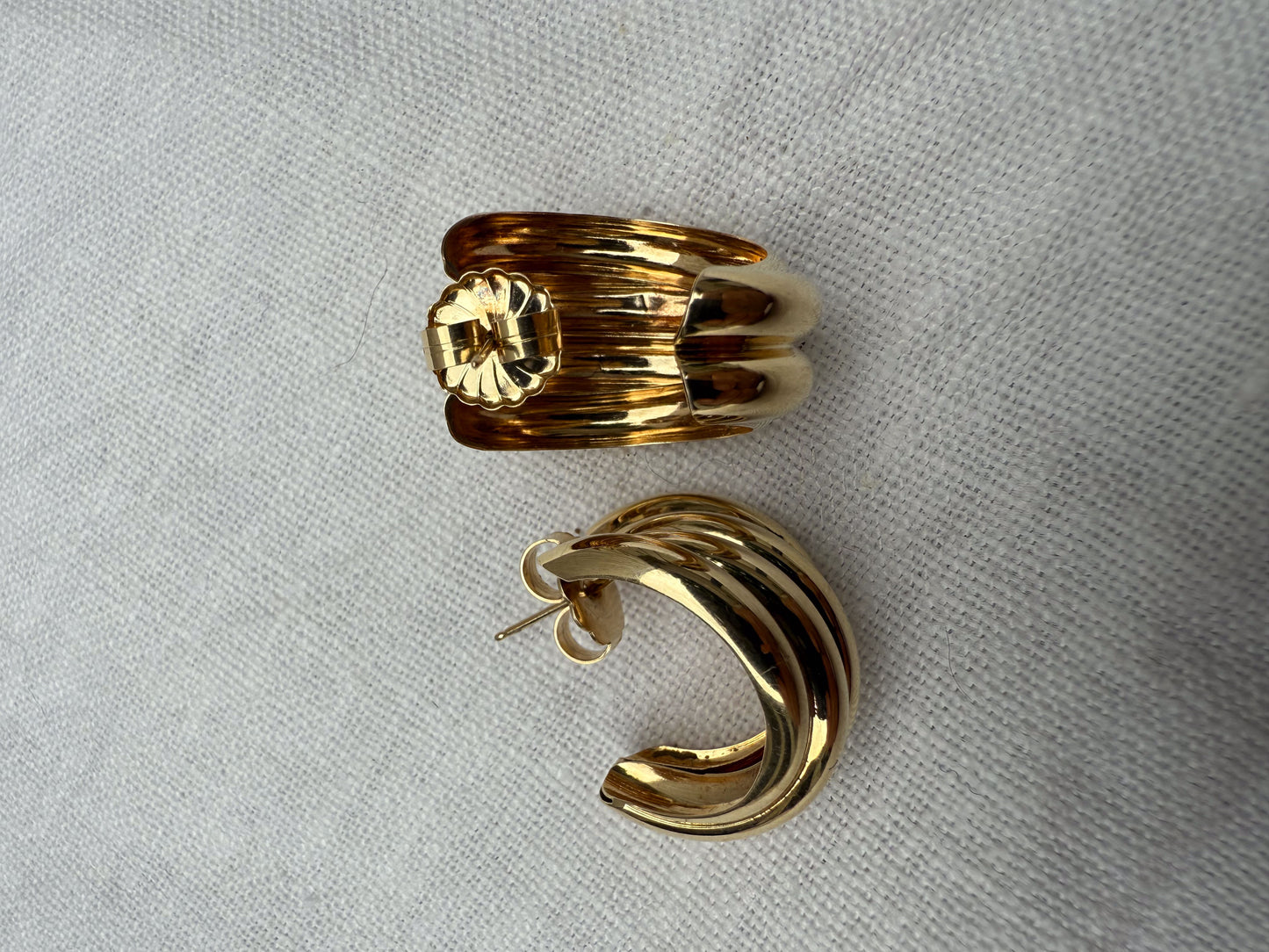 1980 14k Scallop domed earrings