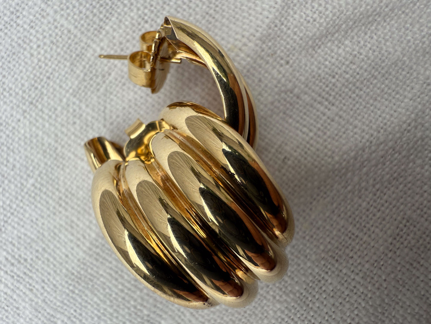 1980 14k Scallop domed earrings
